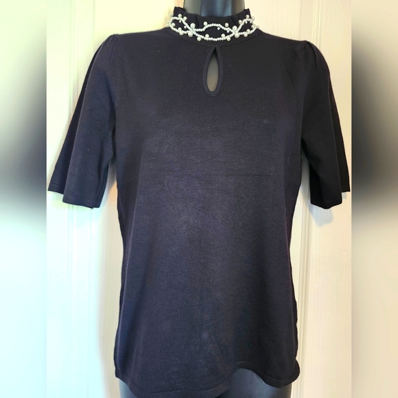 Carmen black shirt shirt with pearl necklace   Size Medium NWT - Picture 1 of 4